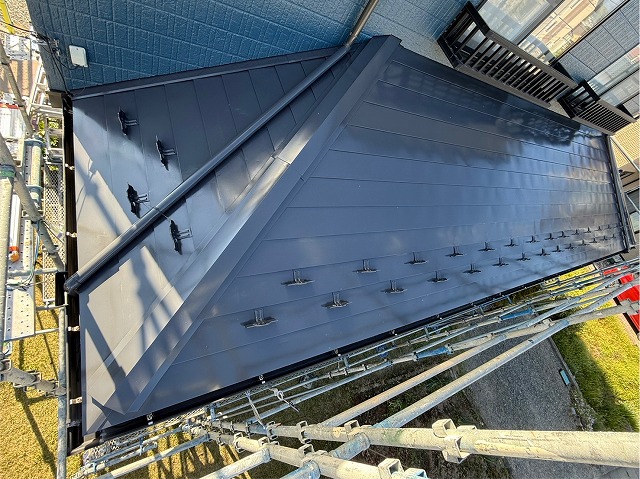 「シャネツトップワンSi-JY」を用いた金属屋根塗装工事の下屋根部塗装工程の完了