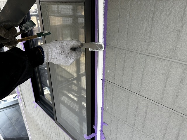 コーキング打ち替え工事の充填したコーキングのヘラ押さえ