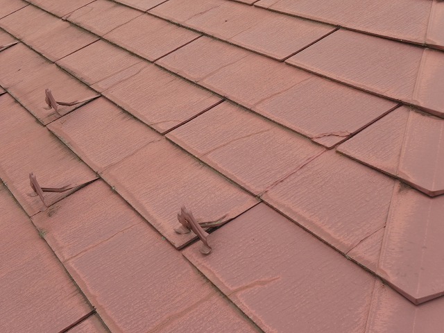 住宅屋根の無料点検でコロニアル屋根のひび割れを確認