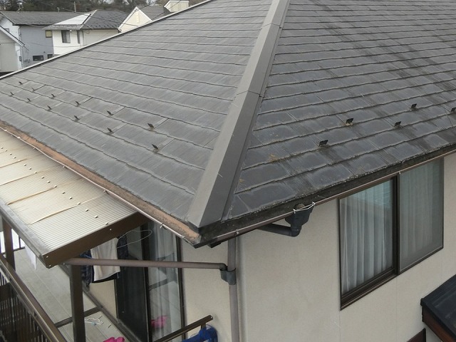 ミサワホーム住宅の屋根調査でベランダ波板の浮き上がりを確認