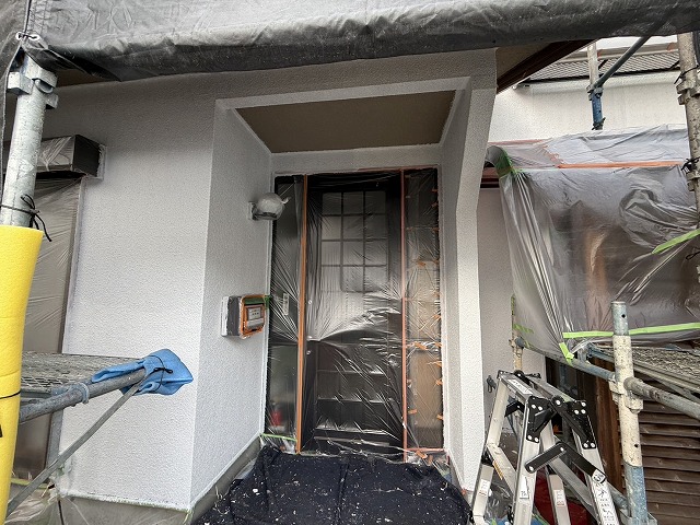 モルタル外壁塗装工事の玄関まわりへの下塗りが完了