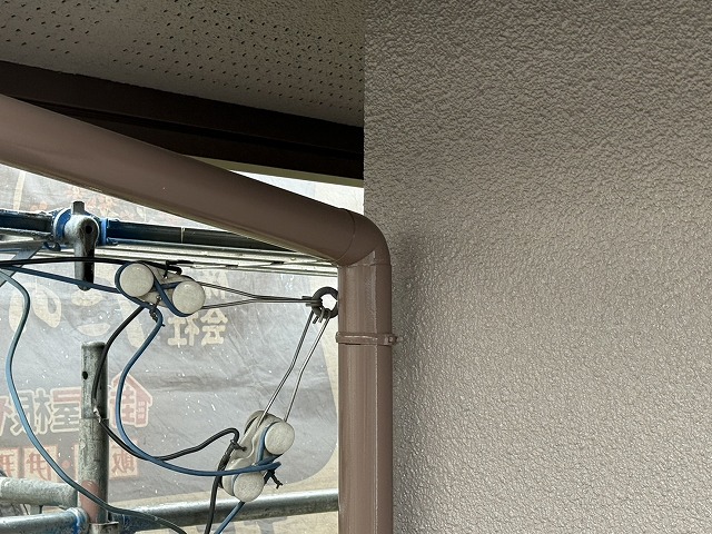 外壁塗装工事の竪樋への塗装完了状況