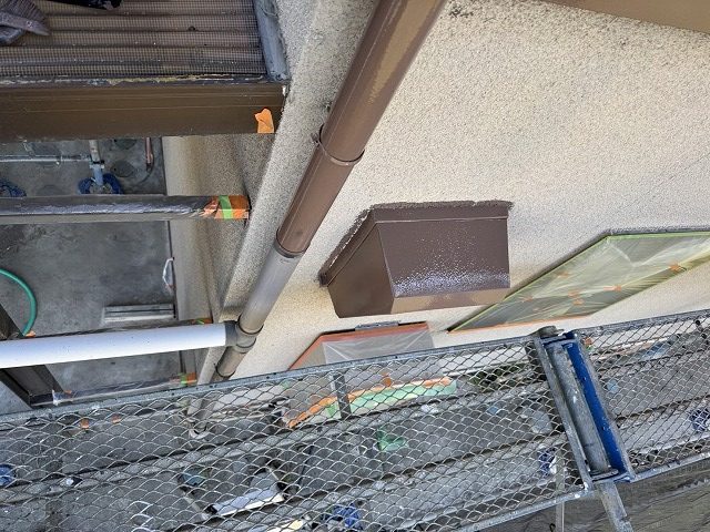 外壁塗装工事の換気フードなどの屋外鉄部への塗装が完了