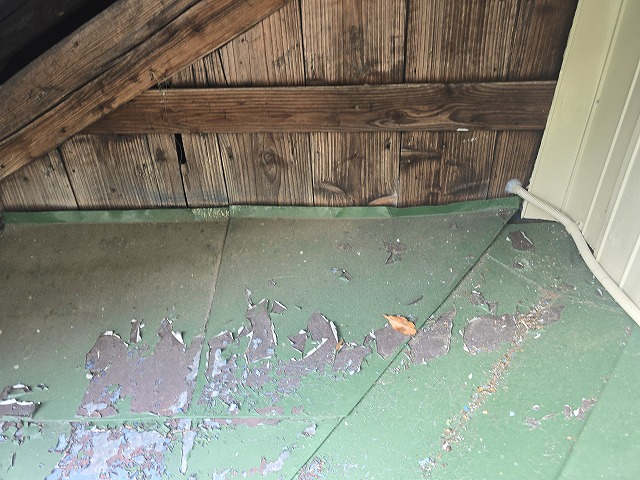 住宅の無料点検で金属屋根の塗膜剥がれを確認