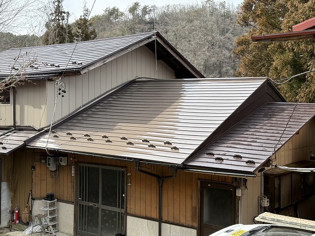 下塗り・中塗り・上塗りの3回塗りによる金属屋根塗装が完了した仕上がり状態