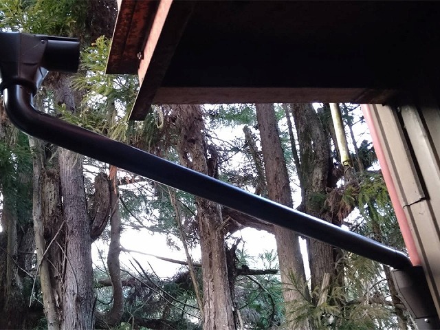 軒樋と竪樋が接続されて雨樋設置が完了した状況