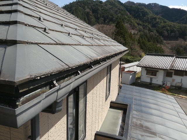現場調査で色あせや苔発生など多数の劣化症状が確認されたコロニアル屋根