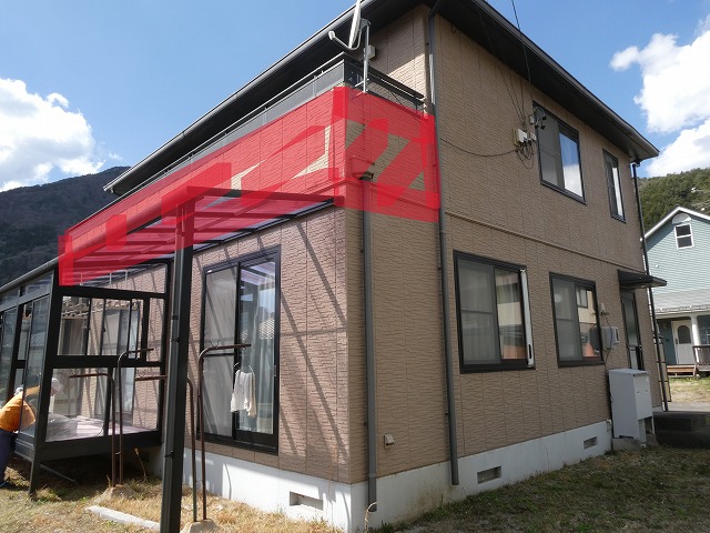 塗り替え工事を行うベランダ部分を赤枠で示した外観