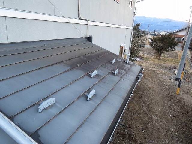 伊那市U邸施工前屋根下屋根の汚れ