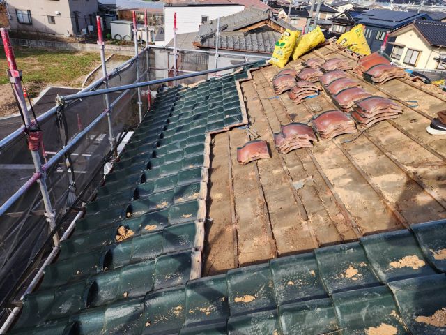 飯田市の中古住宅リフォームで瓦屋根の葺き替え工事開始、まず瓦を下ろします