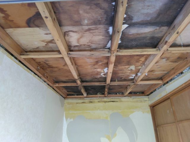 駒ヶ根市　雨漏りのひどかったお部屋の天井と壁をきれいにしました