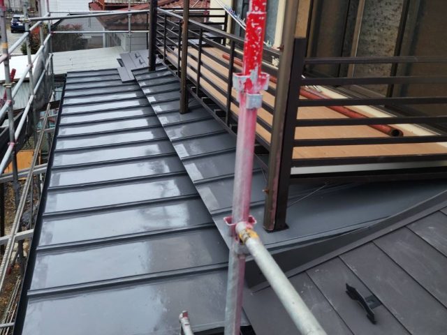 飯田市T邸_1階-トタン屋根塗装完成
