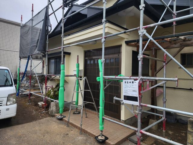 飯田市の中古住宅で屋根葺替え工事が終わり、外壁塗装工事を行い完成です