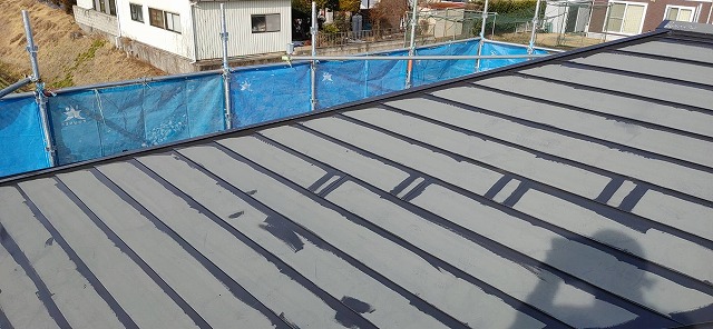 宮田村　外壁と屋根の塗装工事　屋根下塗りと養生作業