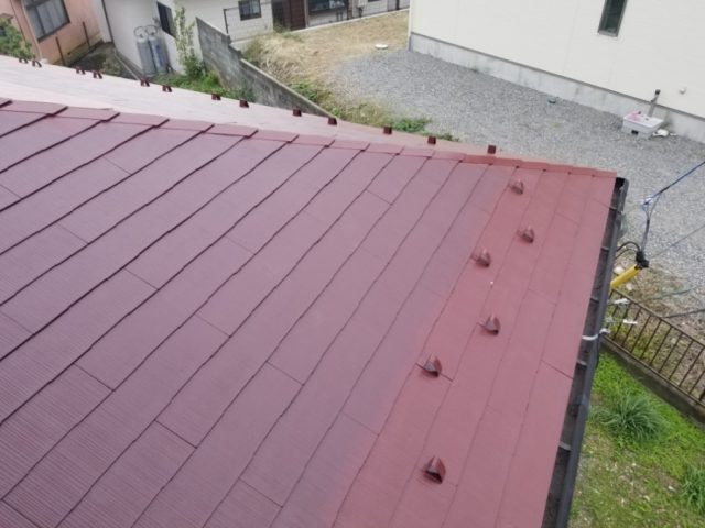 スレート屋根の上塗り仕上げしています。