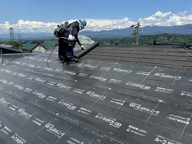 屋根カバー工法メンテナンスの防水シート敷設工程