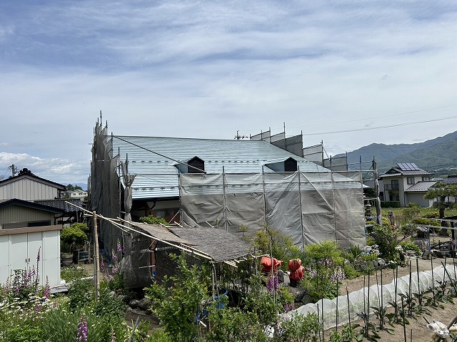 駒ヶ根市で築40年の住宅の金属屋根塗装、大きくイメージチェンジした完成後の状況
