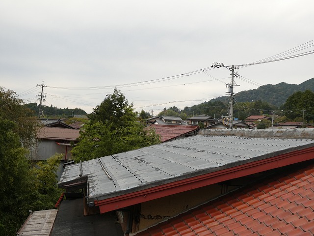 木曽郡南木曽町で激しく劣化したセキスイかわらUの屋根への塗り替え工事の高圧洗浄工程