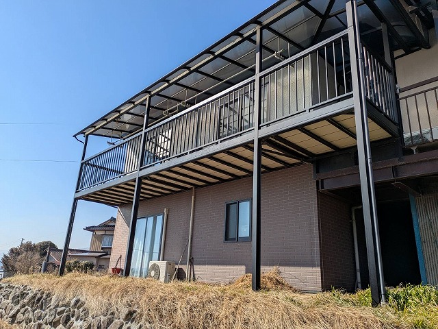 コーキング打ち替えや外壁塗装を行うことが決定した住宅の外観