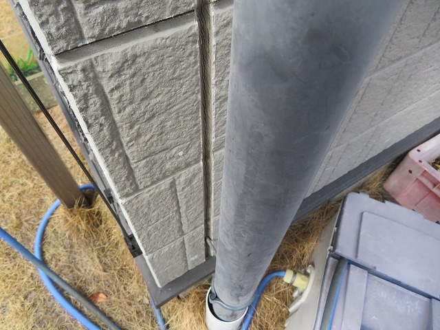 住宅の外壁調査で雨樋の劣化を確認