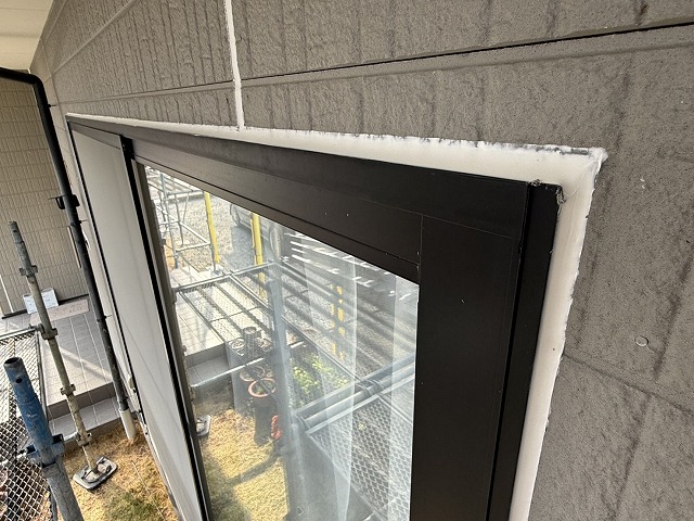 サッシまわりへのコーキング打ち替えが完了