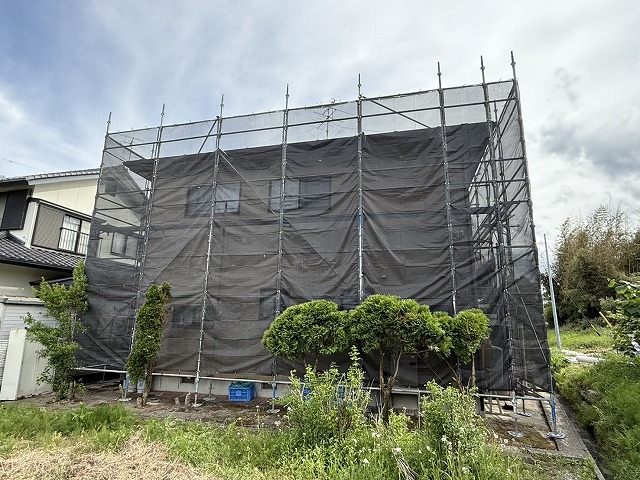 金属屋根塗装工事のメッシュシート取り付け状況