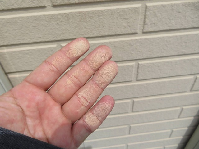現場調査で確認したサイディング外壁のチョーキング