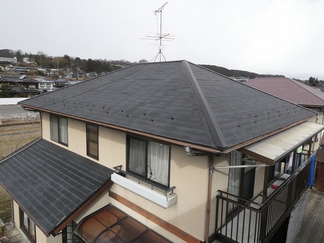 屋根カバー工事を行う住宅の現場調査時の状況