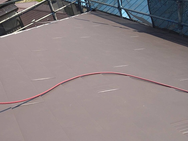 屋根カバー工事のSGL鋼板屋根本体施工が完了した状況