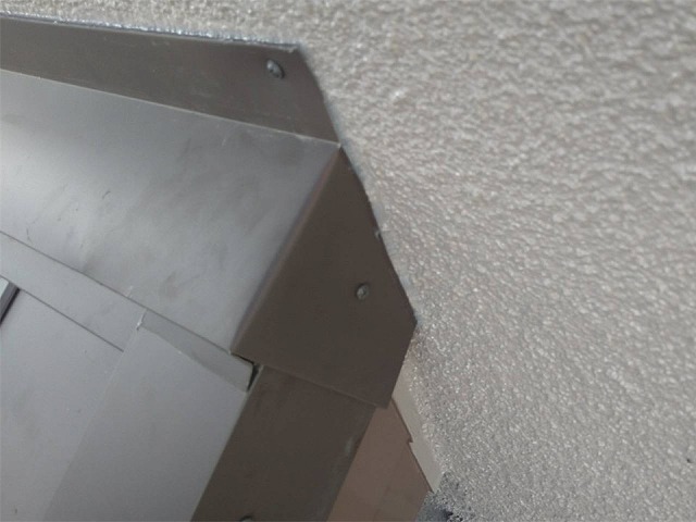 屋根カバー工事の雨押え板金周囲へのコーキング処理