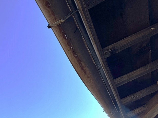住宅瓦屋根の無料点検で雨樋の変形や穴あきを確認