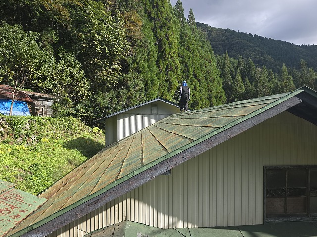 屋根カバー工法メンテナンスを行う住宅の無料点検の様子