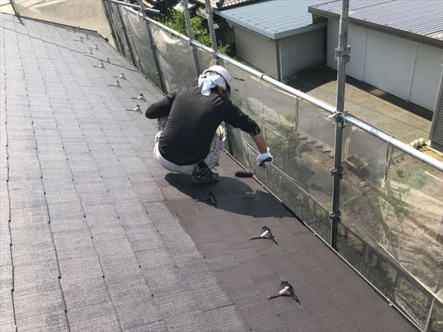 コロニアル屋根の上塗りしてます
