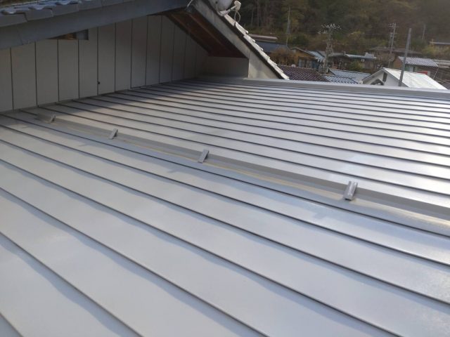 飯田市N様宅にて色褪せが気になっていた金属屋根に遮熱効果のある超高耐久の無機系塗料を塗装しました
