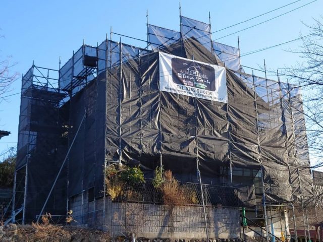 飯田市で劣化したコロニアル屋根のカバー工法工事の進捗をご紹介します