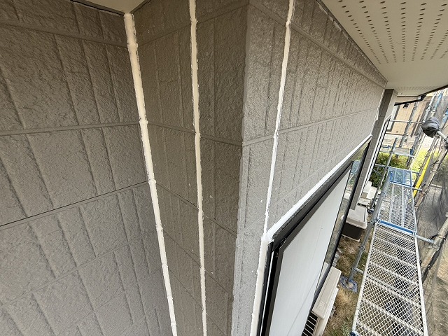 外壁出隅部のコーキング打ち替えが完了