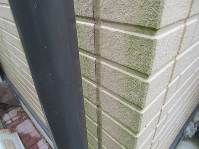 現場調査で確認したサイディング外壁の目地コーキング切れ