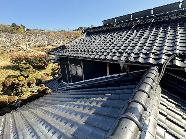 瓦屋根の葺き替えや雨樋の交換などを行う住宅