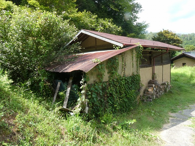 倉庫建物のトタン屋根にサビや汚れが広がっている様子