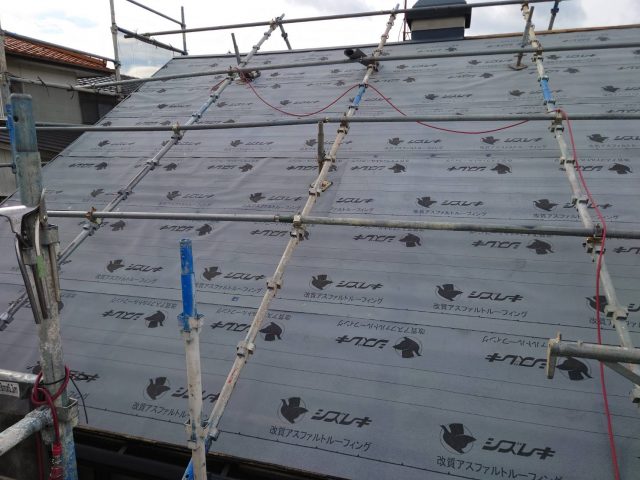 飯田市内で屋根カバー工法をおこなっているお宅の施工の続きをご紹介いたします
