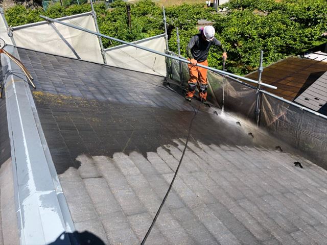 屋根の除菌高圧洗浄しています