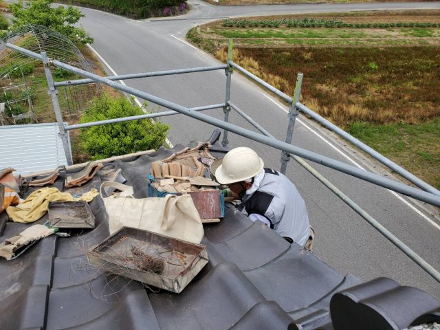 飯田市にて隅棟瓦の補修工事、積み直し工事を行います①