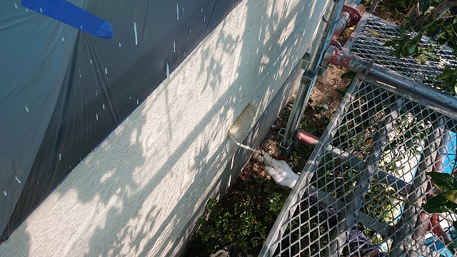 上伊那郡宮田村　築26年　セキスイハイム　外壁の中塗りと上塗り作業開始！！