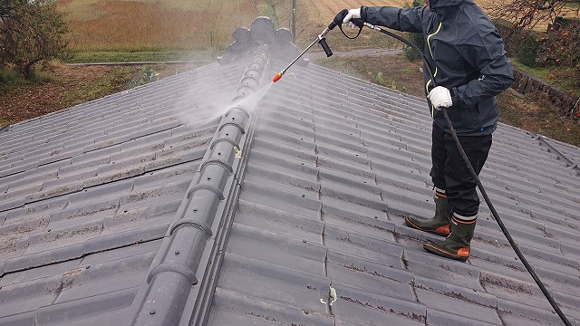 駒ケ根市　スレート屋根下塗り作業　シーラーハケ入れ作業開始！
