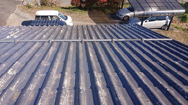 駒ケ根市スレート屋根中塗り作業開始！傷んだ屋根が綺麗になっていきます