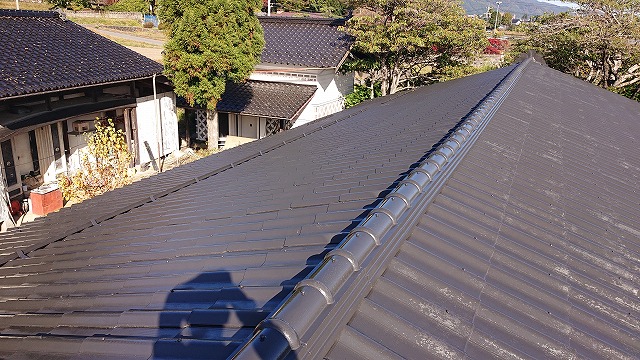 駒ケ根市のスレート瓦の塗装工事！ついに完成！新しい屋根のようです