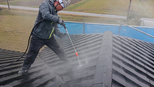 駒ヶ根市ミサワホーム　屋根外壁塗装工事　養生作業を行いました。