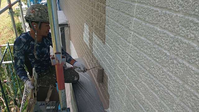 駒ケ根市赤穂　外壁の中塗り・上塗り作業　白い下塗りからベージュに変わります