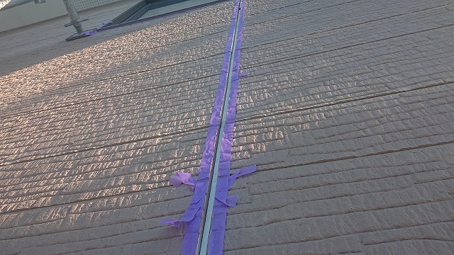 飯島町　屋根外壁塗装工事　養生作業と外壁下塗り作業を行いました。