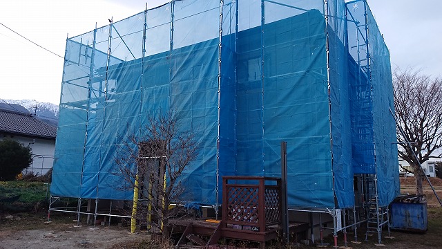 上伊那郡飯島町にて外壁と屋根の塗装工事を行います。洗浄作業を行いました。